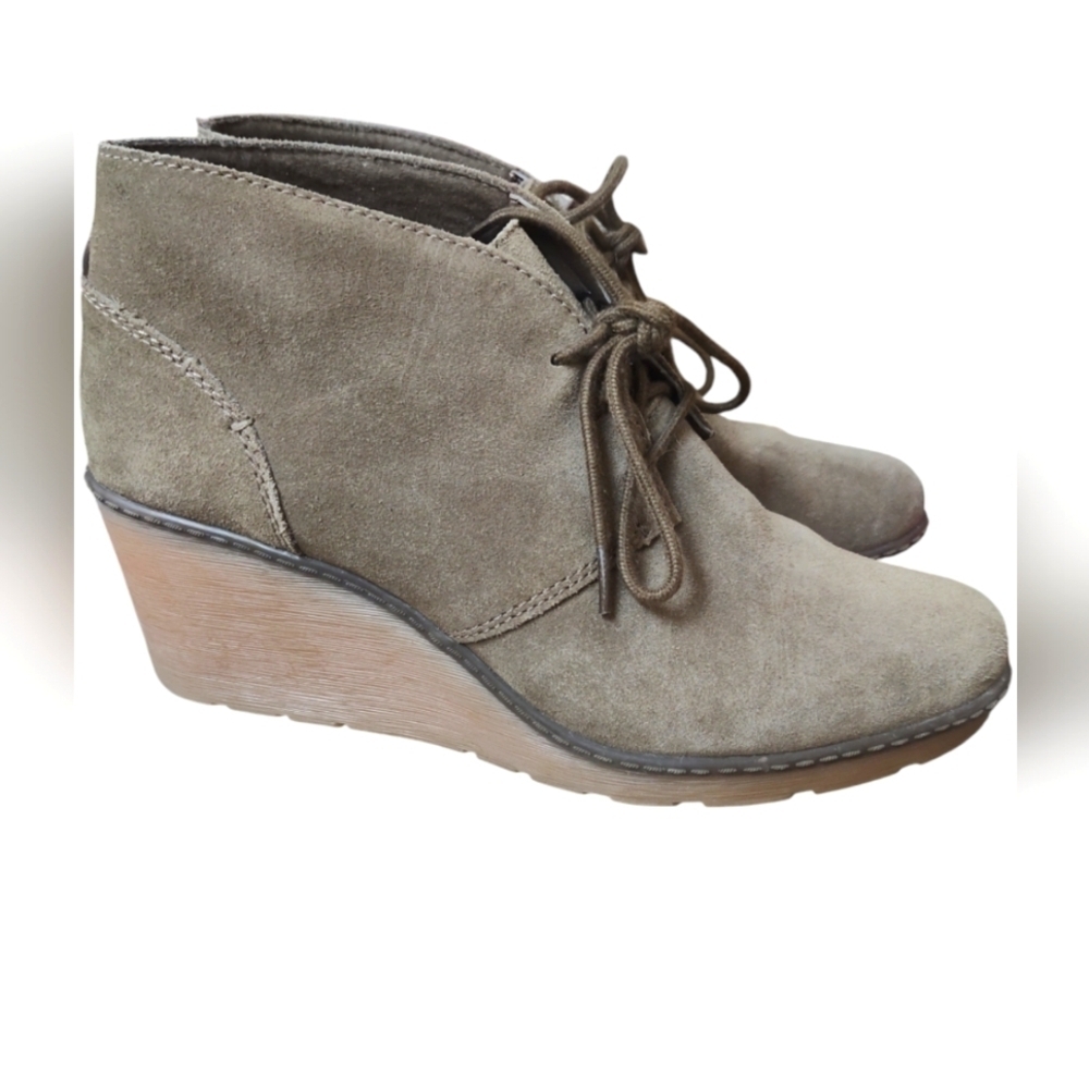 NWOB Clarks Wedge Gray Suede Boots 7.5